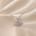 Elegantní náhrdelník Cosmic Planet z bílého zlata