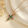 Solene Emerald Cross Pendant Guldhalsband