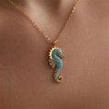Zlatý náhrdelník s přívěskem Seahorse a tyrkysem